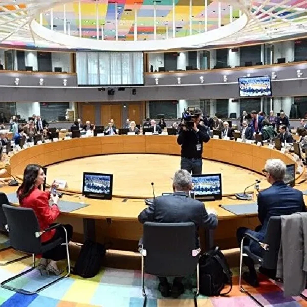 	EU Extends Russia Sanctions but Removes Two Billionaires	