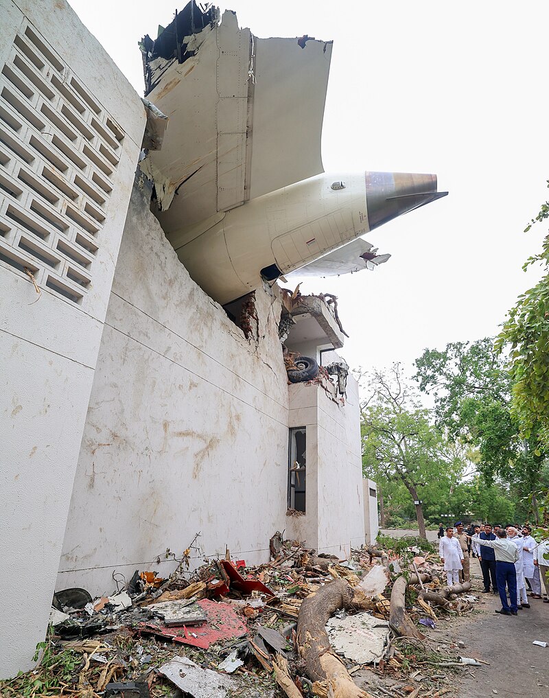 	Boeing 787 crashes into Indian medical school, killing hundreds	