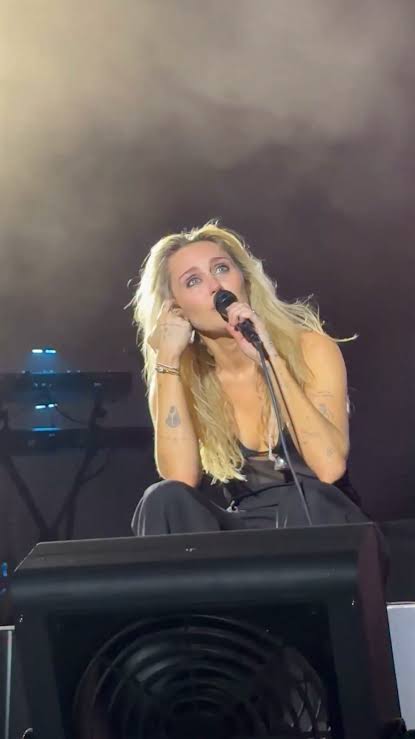	Miley Cyrus pays emotional musical tribute to Dolly Parton	