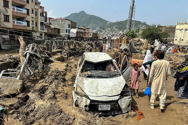 	Flash flooding, landslides in Pakistan leave hundreds dead	